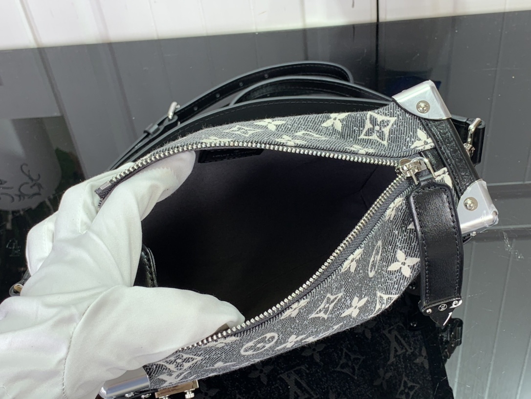 LV Handbag m21460
