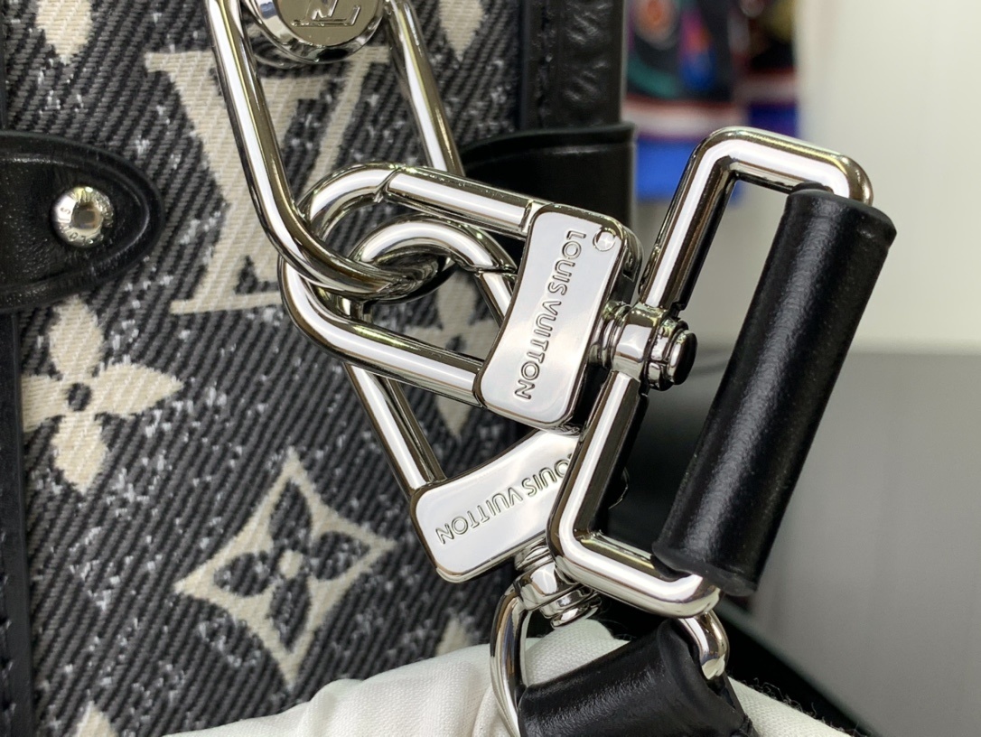 LV Handbag m21460