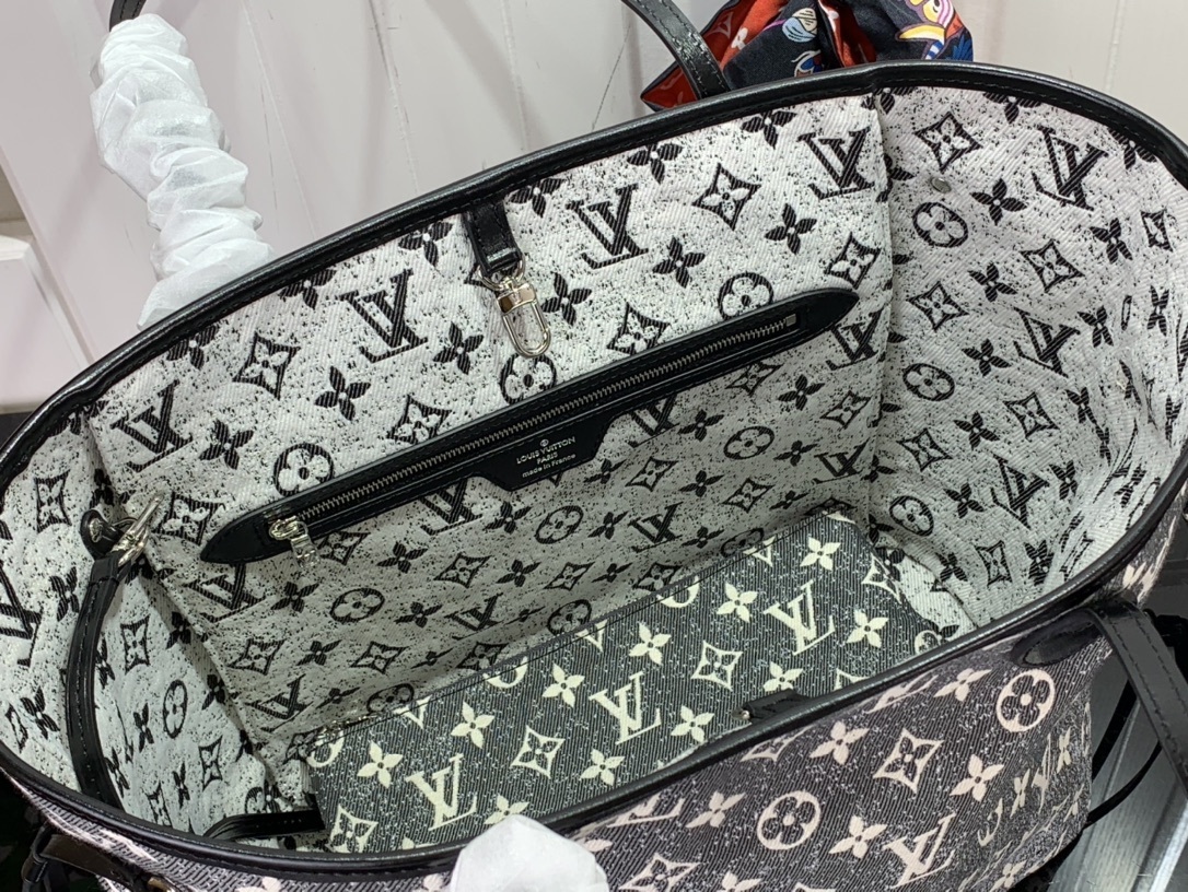 LV Handbag m21465