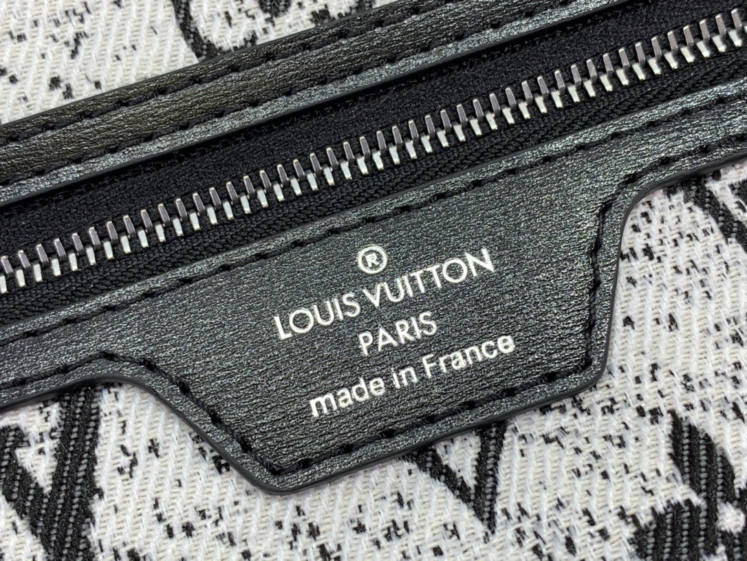 LV Handbag m21465