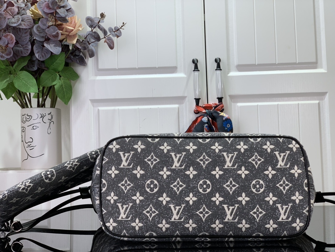 LV Handbag m21465