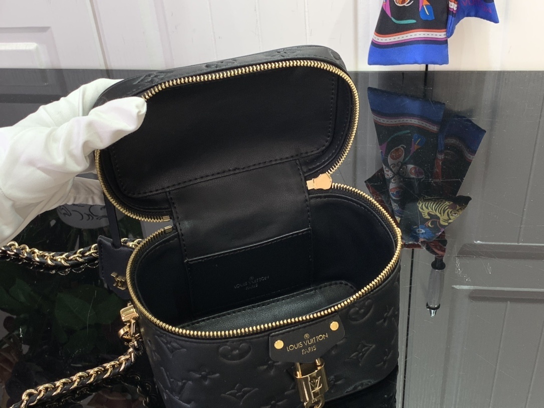 LV Handbag M25123