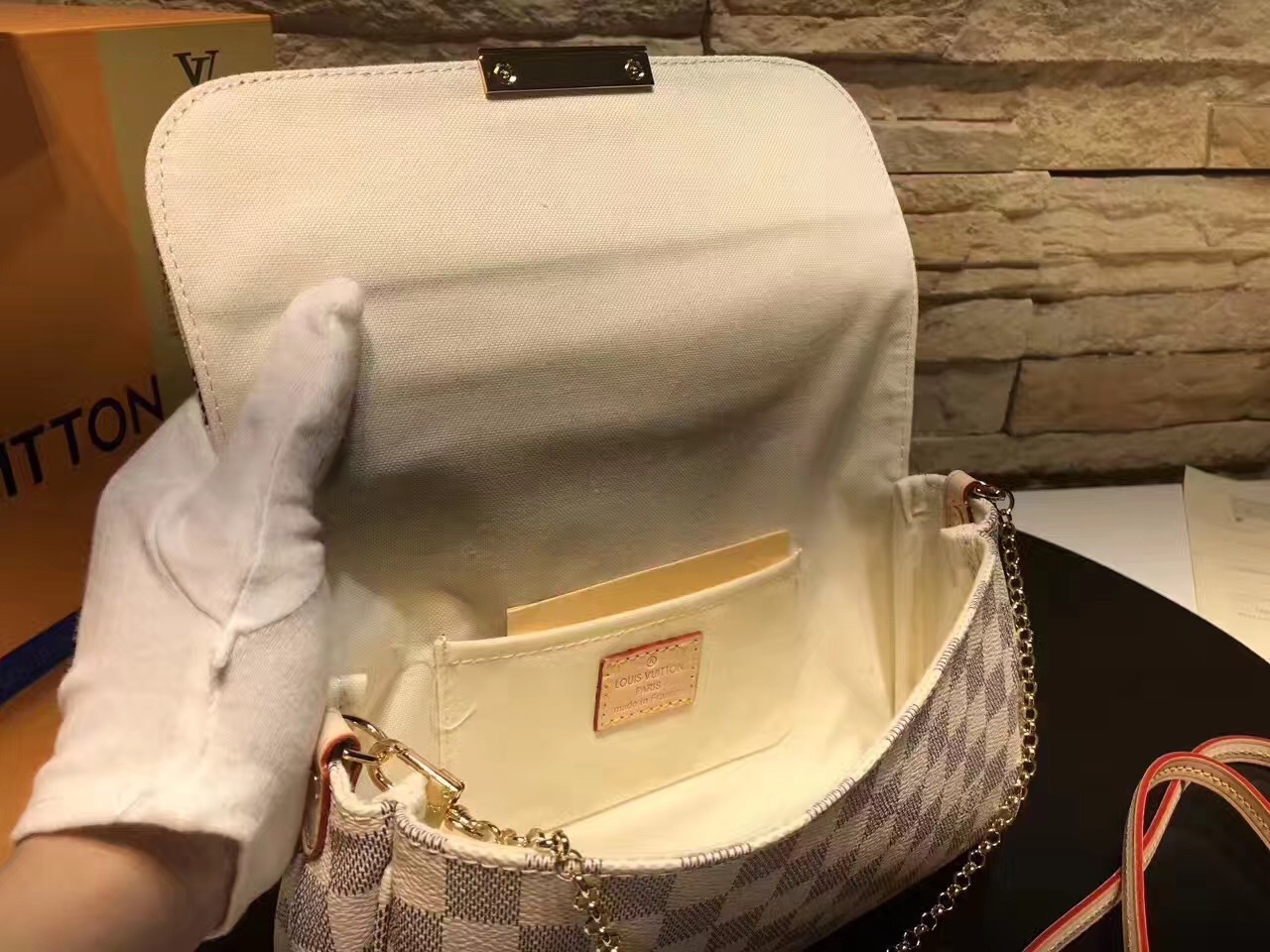LV Handbag M40718 