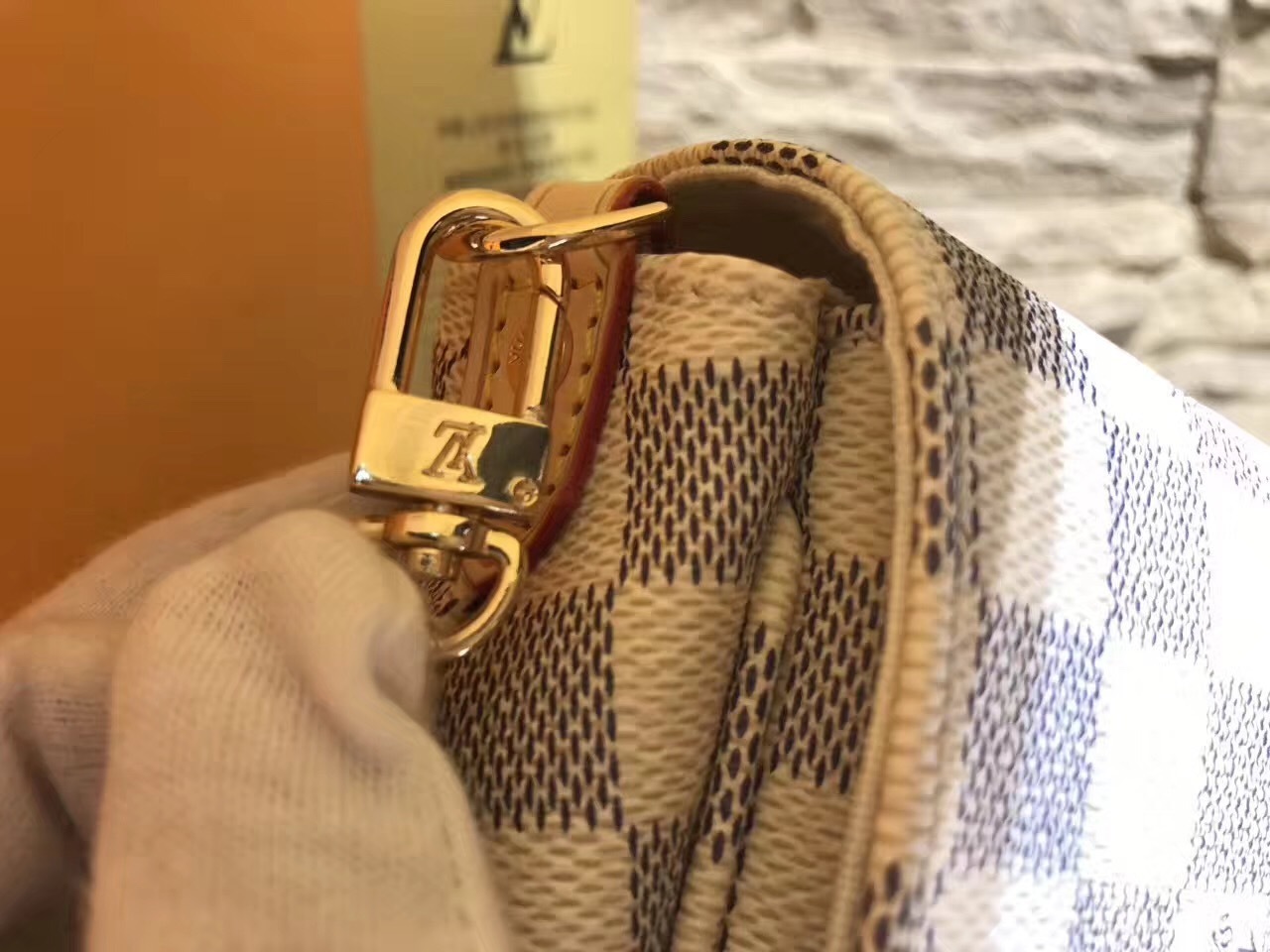 LV Handbag M40718 