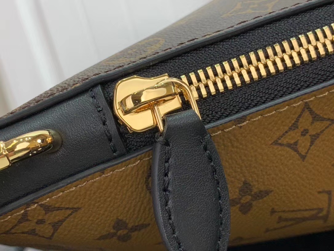 LV Handbag M44130 