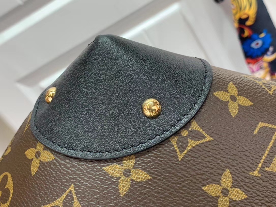 LV Handbag M44130 