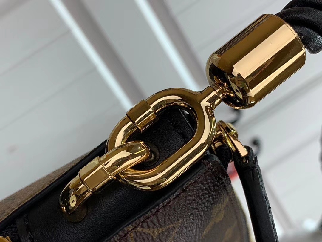 LV Handbag M44130 