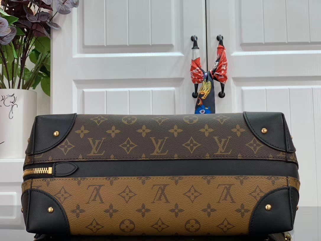 LV Handbag M44130 