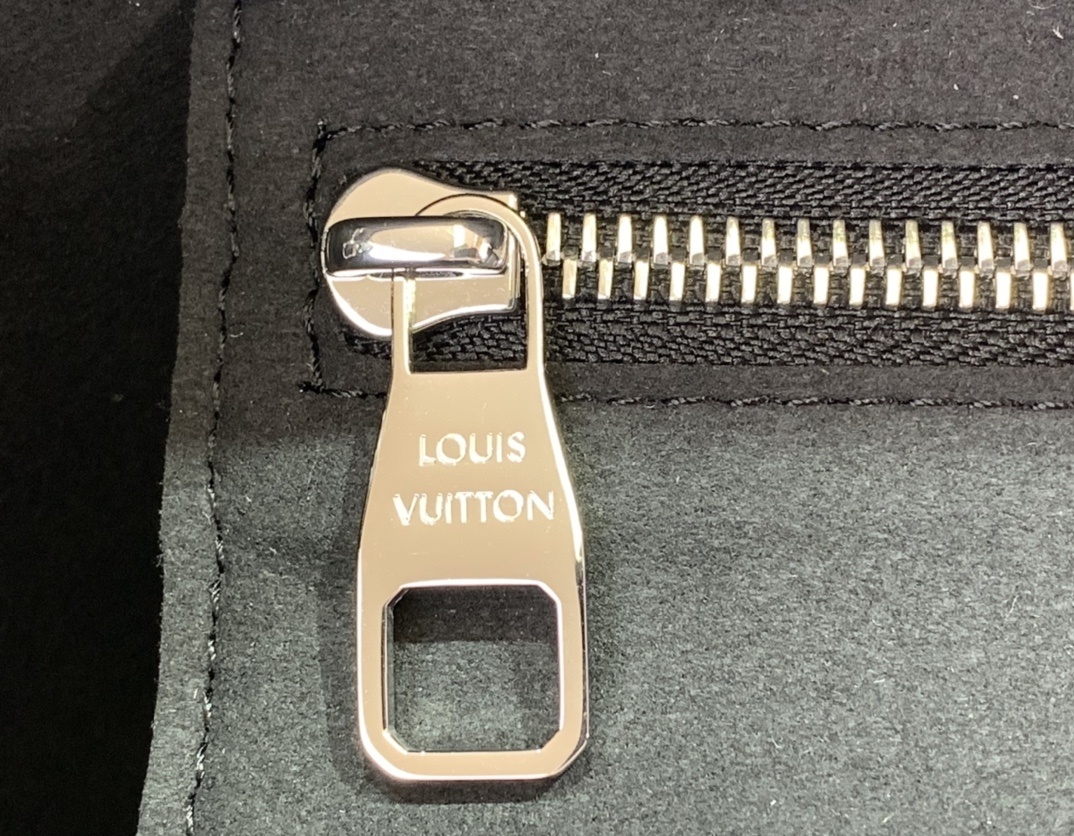 LV Handbag m46390