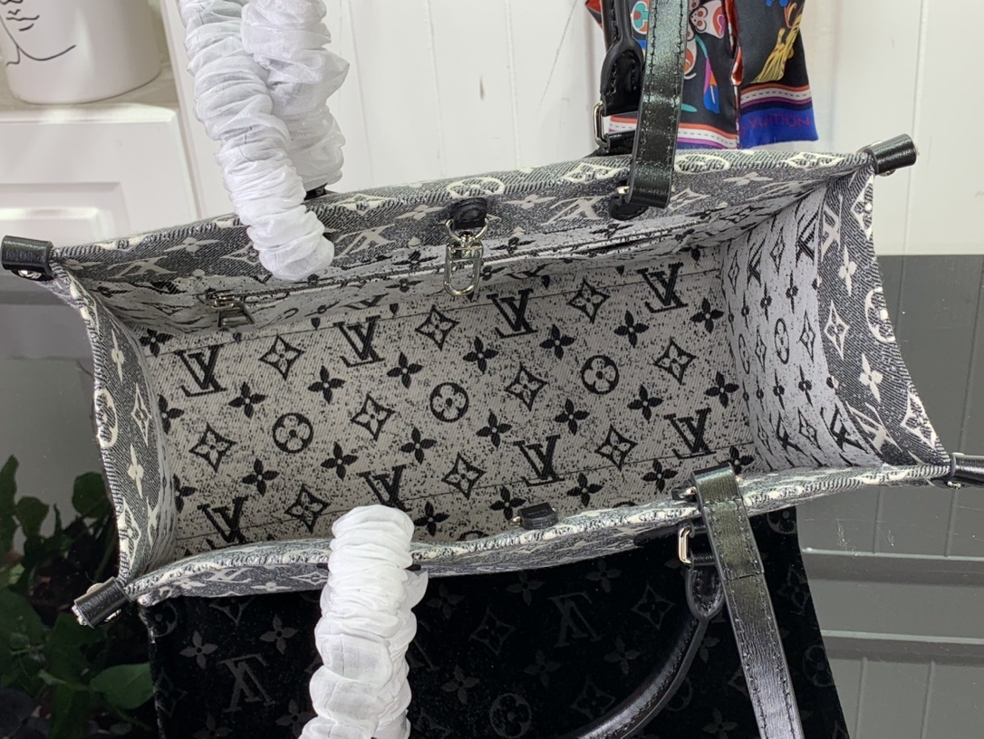 LV Handbag m46448 