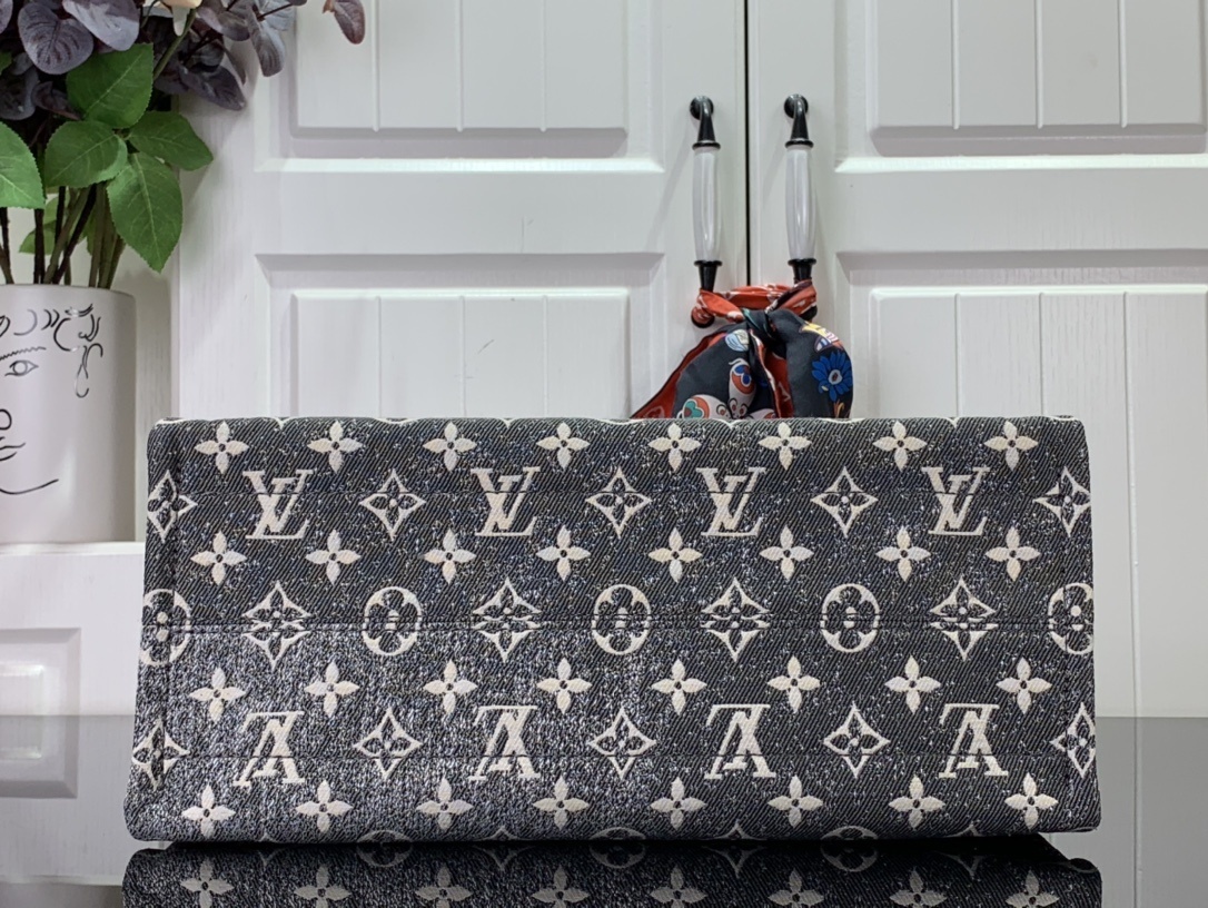 LV Handbag m46448 