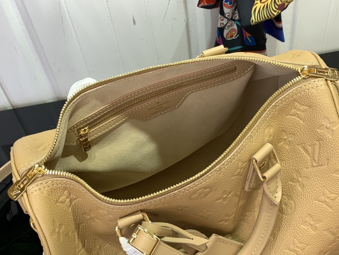 LV Handbag M47186