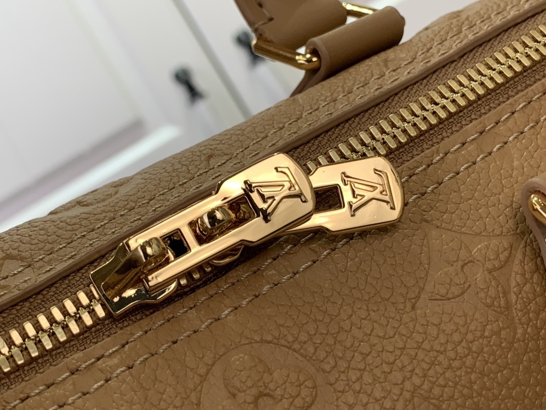 LV Handbag M47186