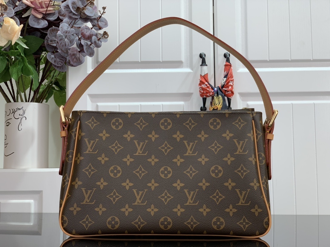 LV Handbag M51160 