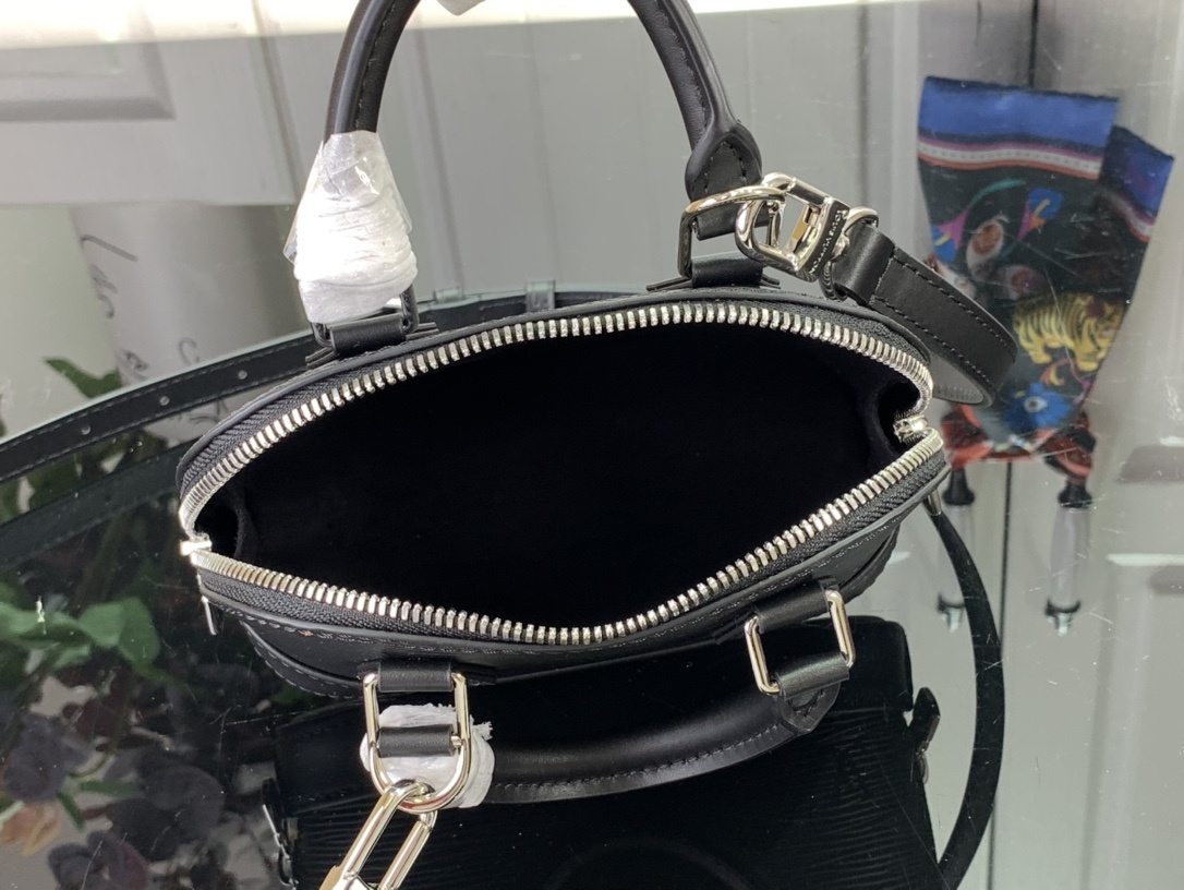 LV Handbag M82403 