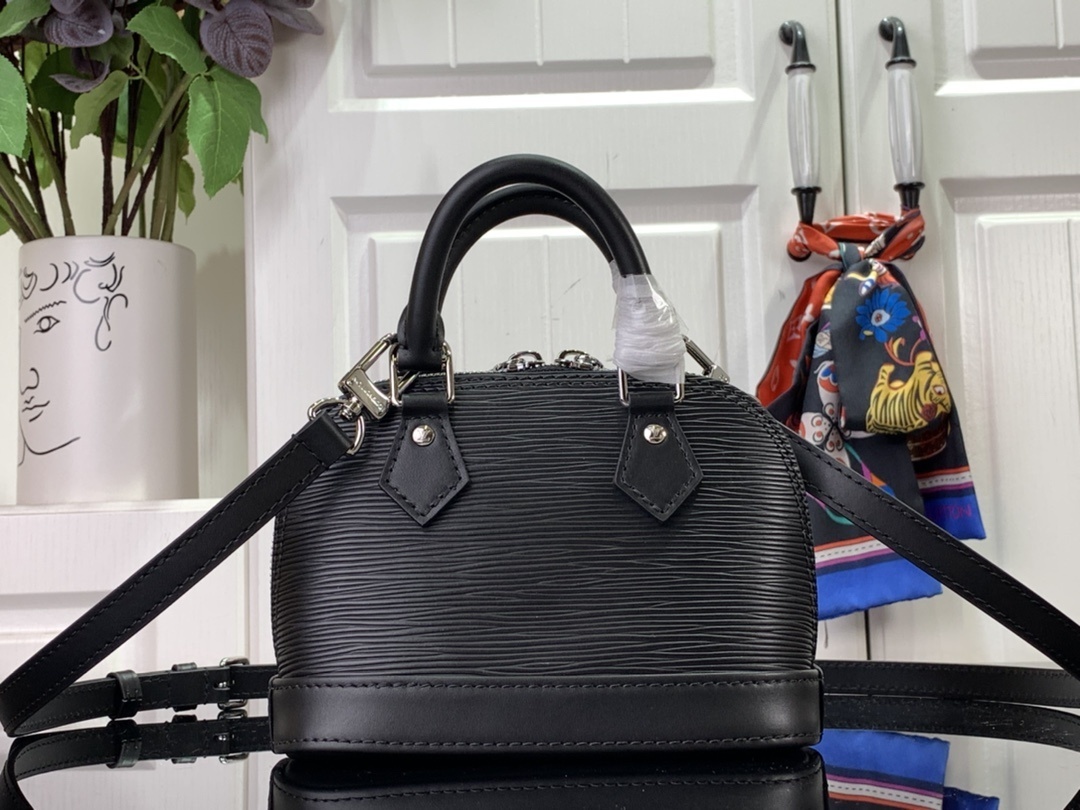 LV Handbag M82403 