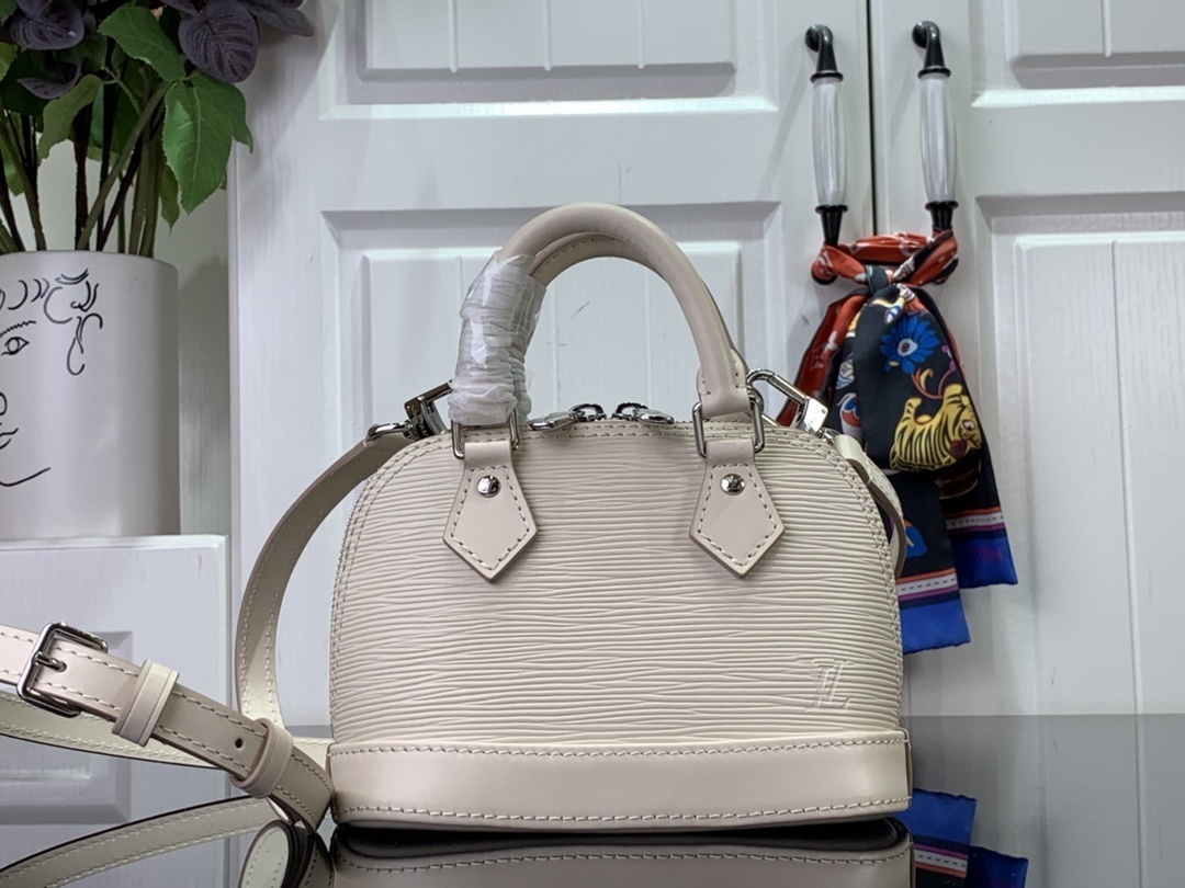 LV Handbag M82403 