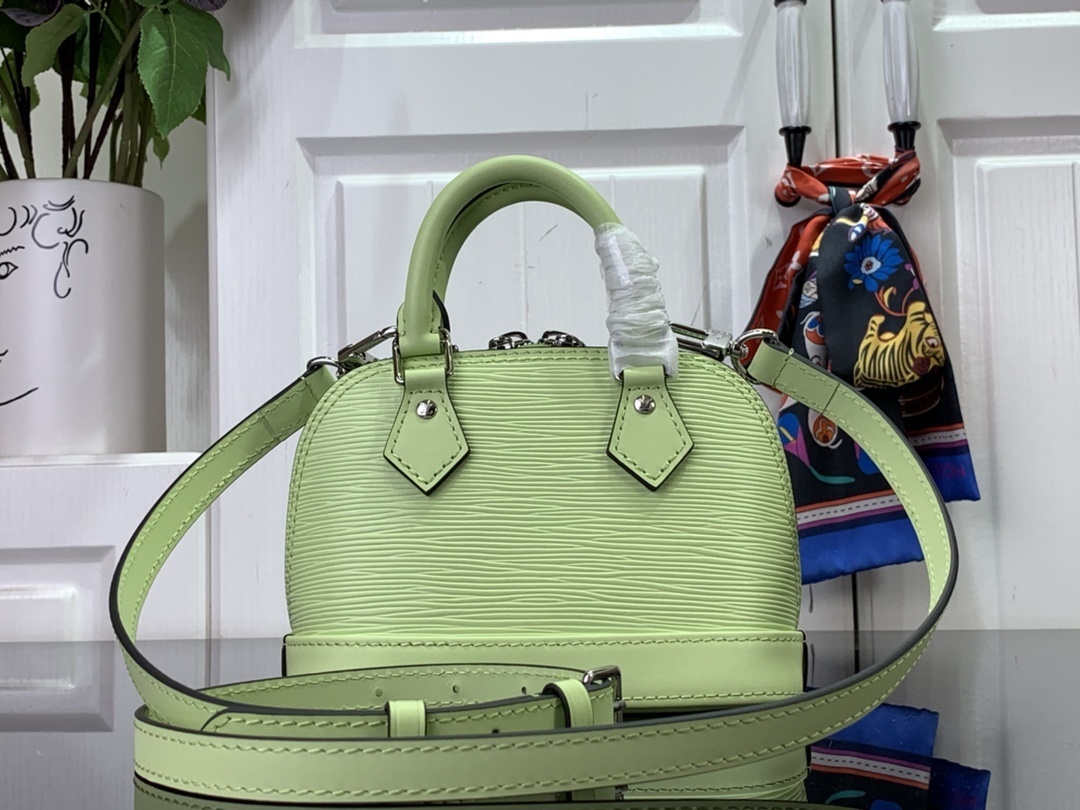 LV Handbag M82403 