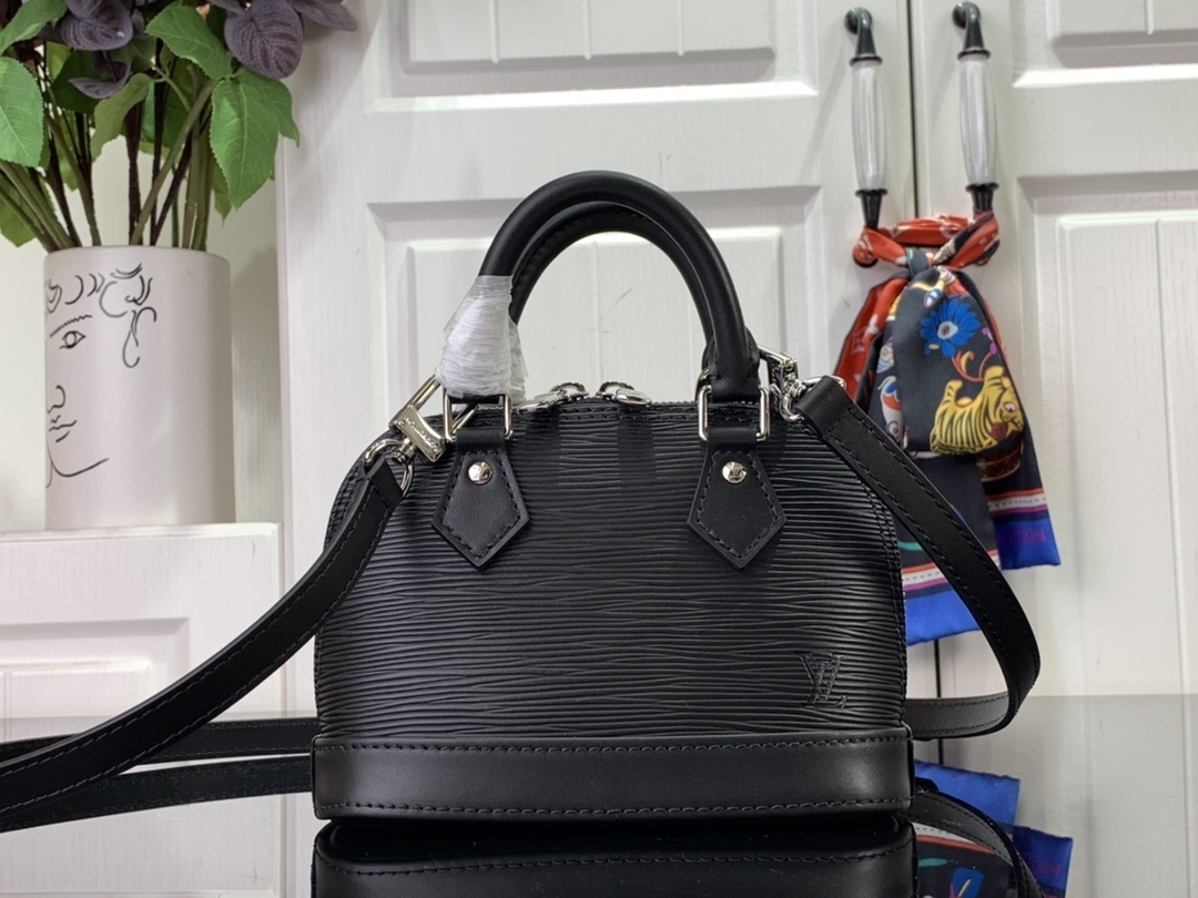 LV Handbag M82403 