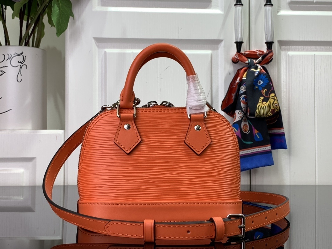 LV Handbag M82403 