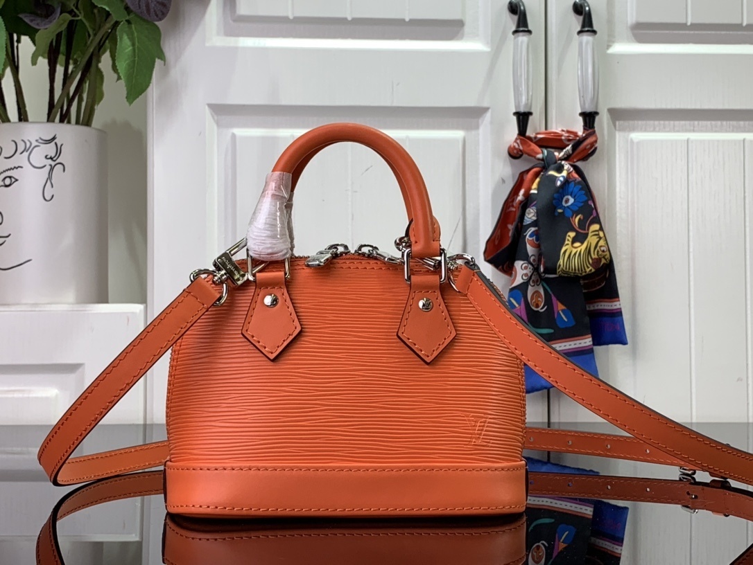 LV Handbag M82403 