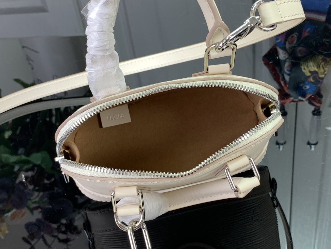 LV Handbag M82403 