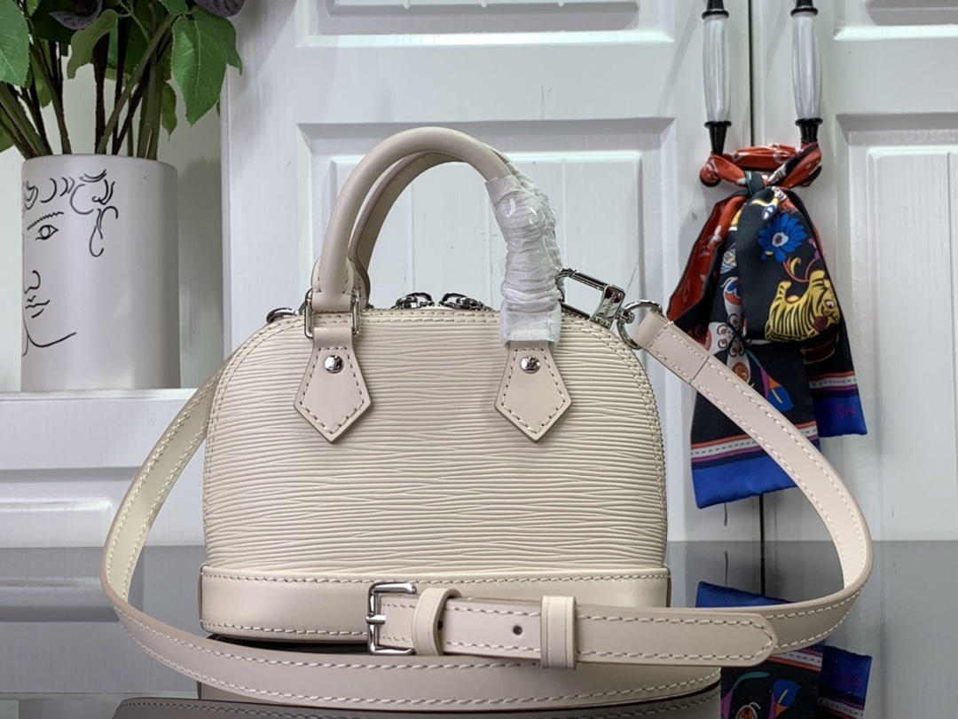 LV Handbag M82403 