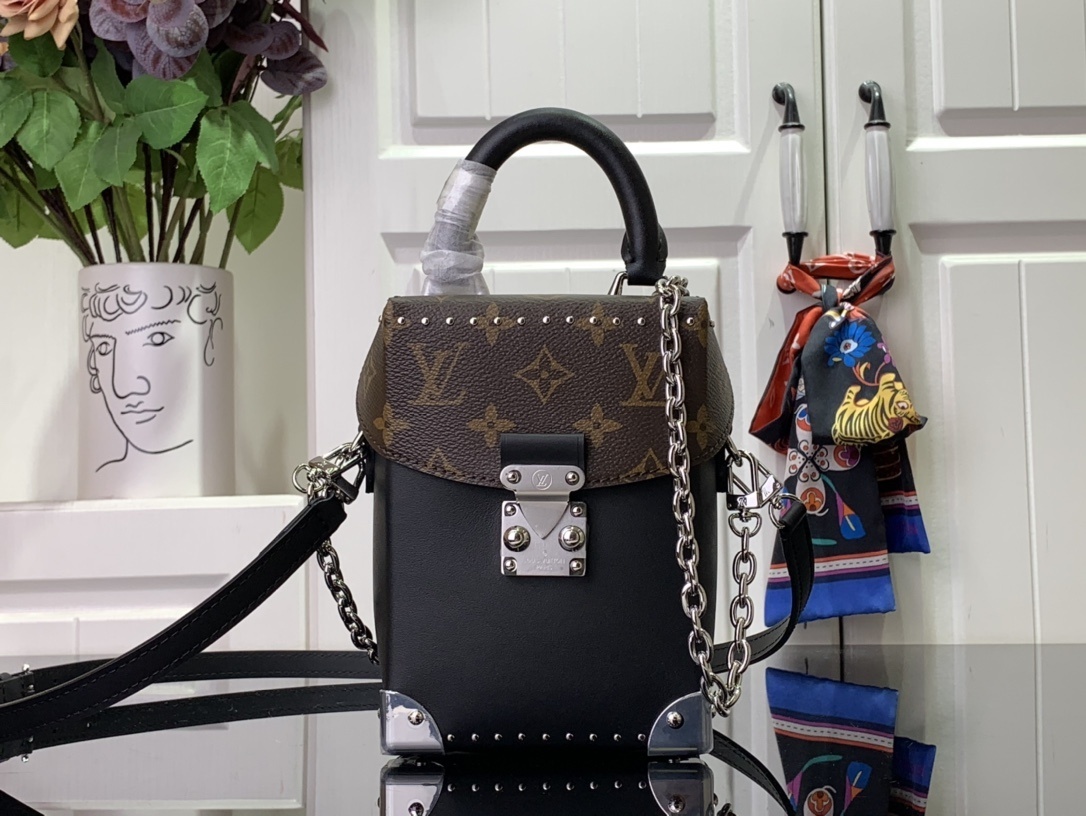 LV Handbag M82465