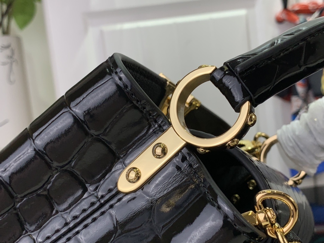 LV Handbag M94227