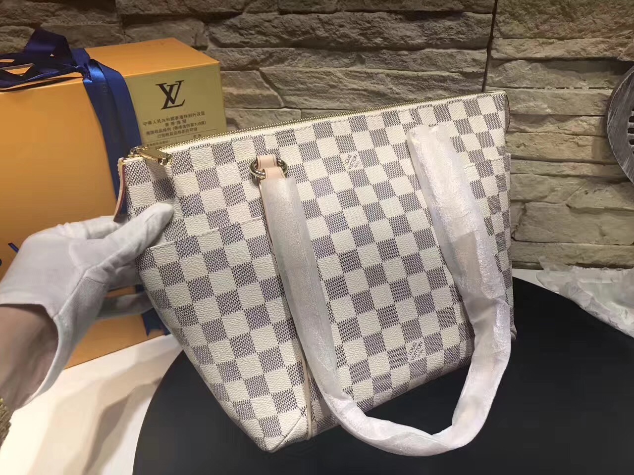 LV Handbag N51261 