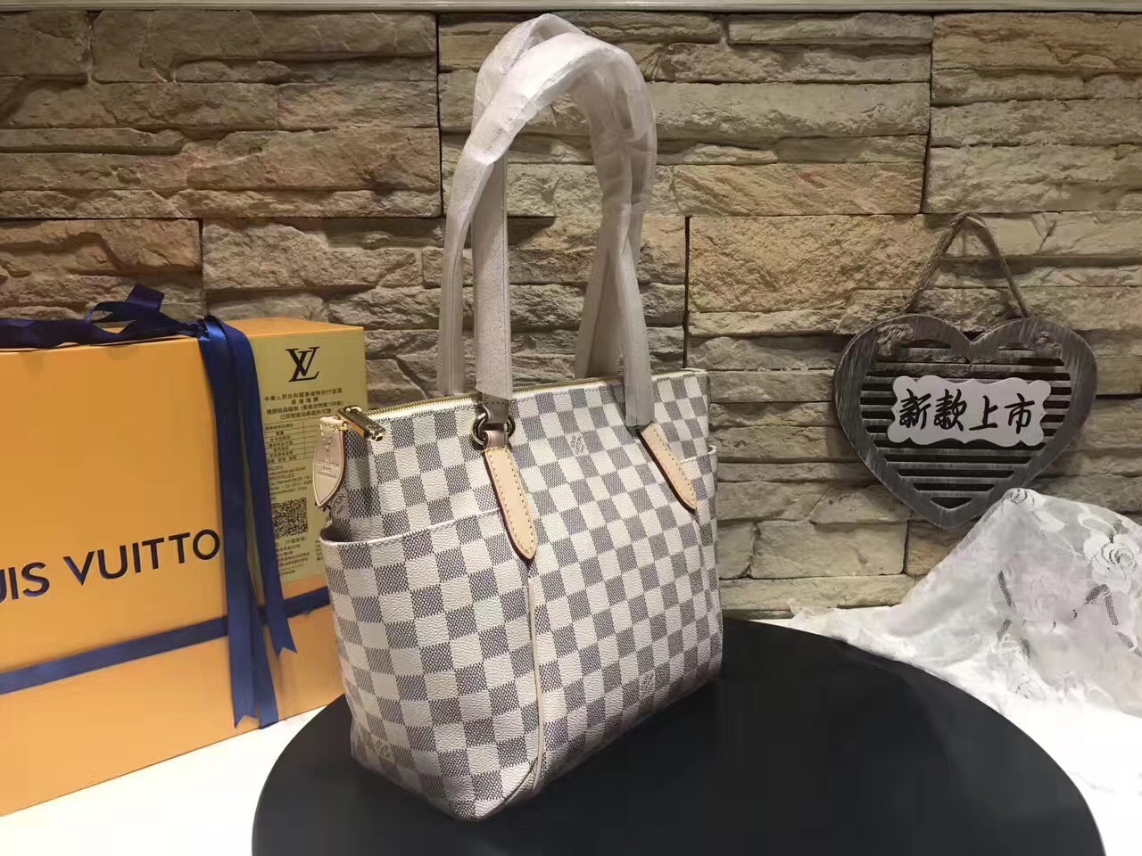 LV Handbag N51261 