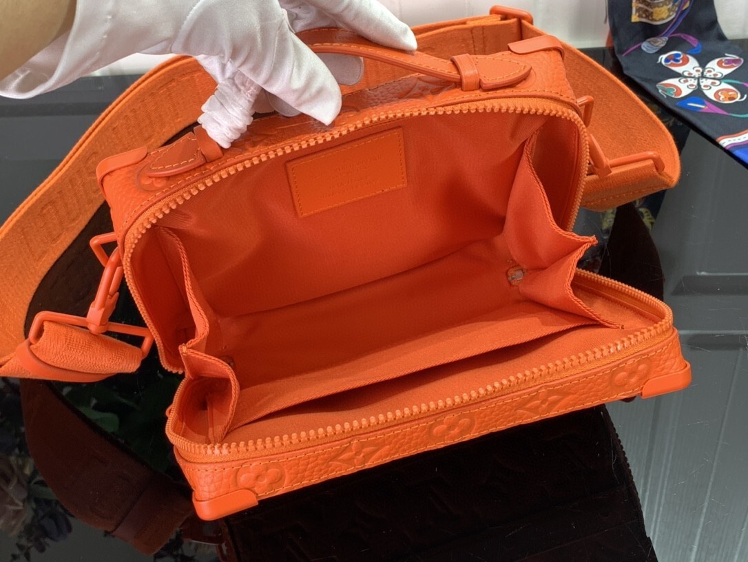 LV HANDLE SOFT TRUNK M20956