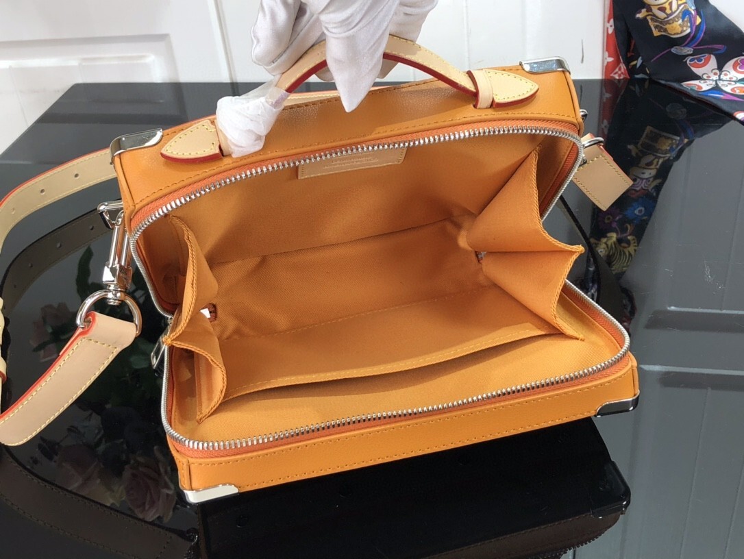 LV HANDLE SOFT TRUNK M59669