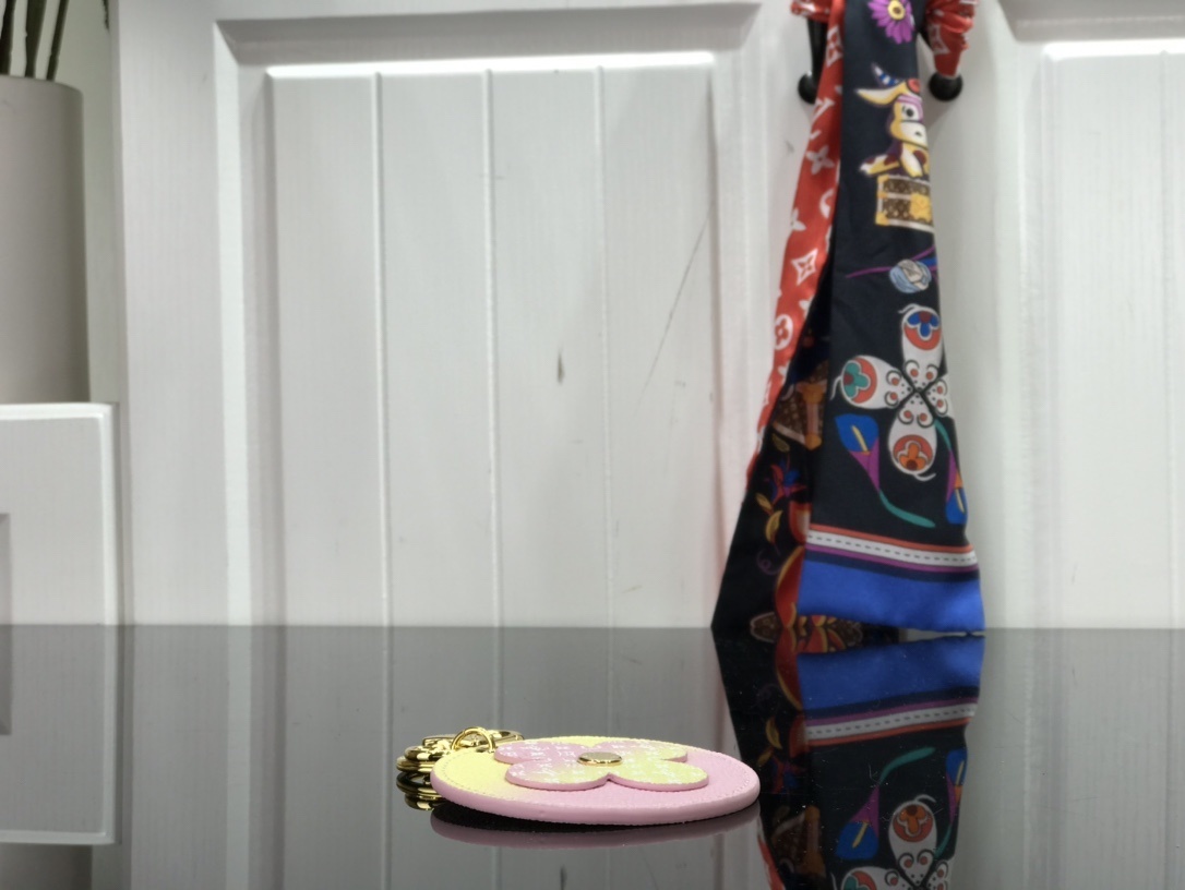 LV ILLUSTRE BAG CHARM AND KEY HOLDER M00285