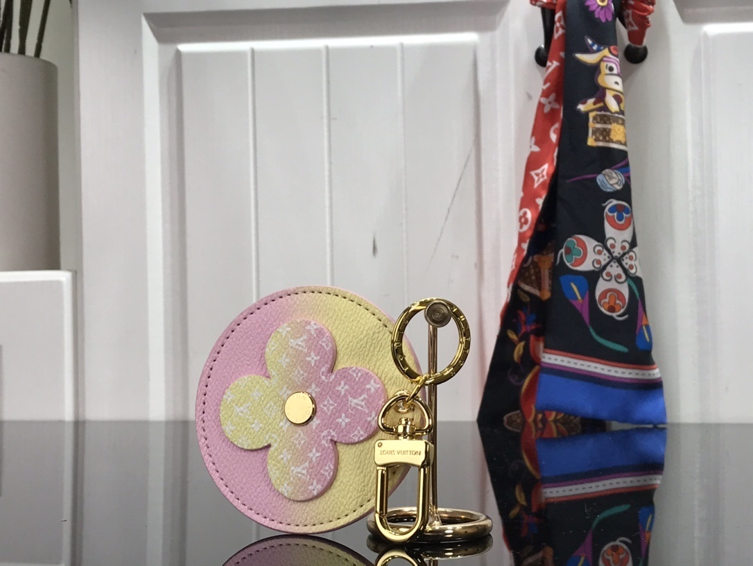 LV ILLUSTRE BAG CHARM AND KEY HOLDER M00285