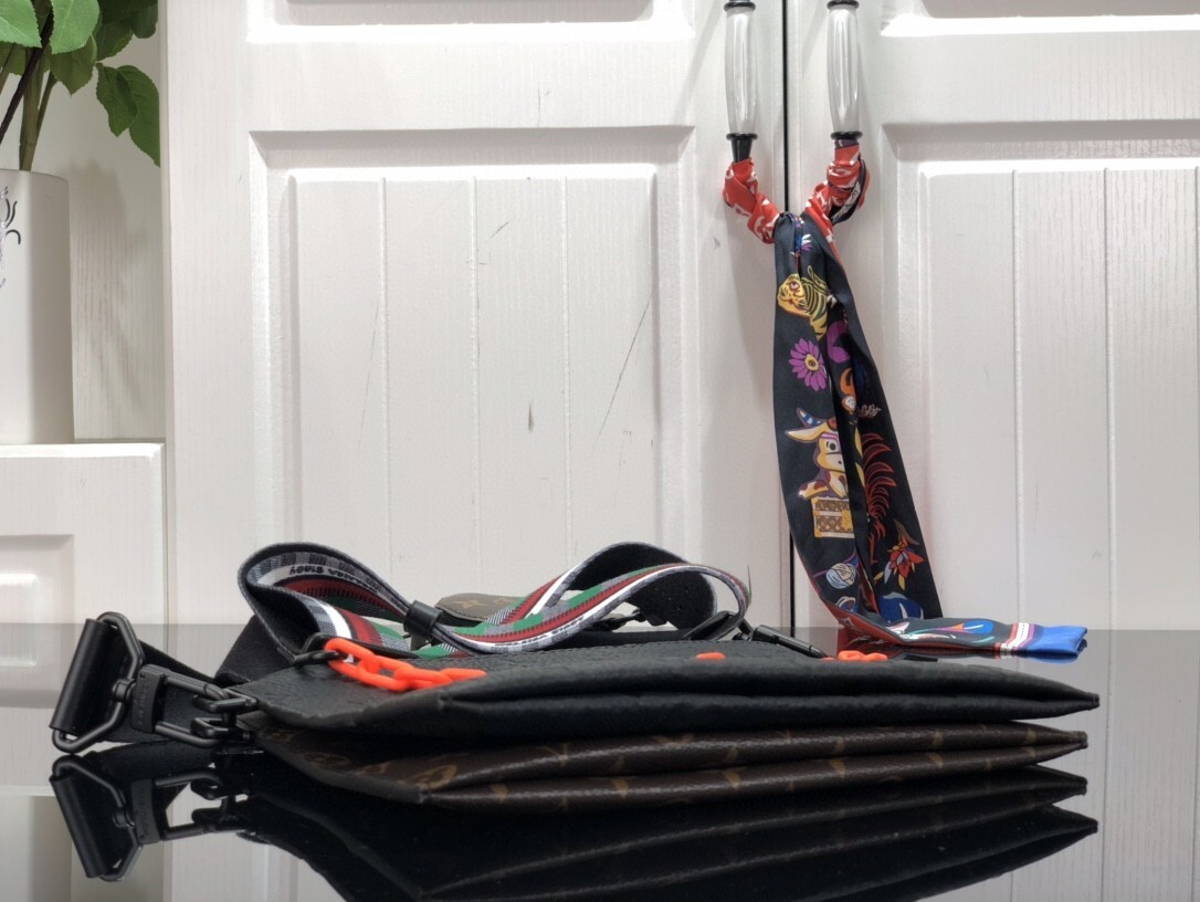 LV IN THE LOOP BAG M59681