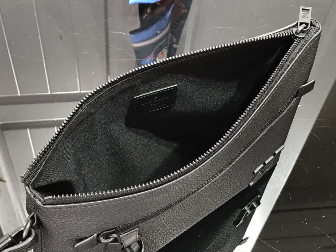 LV IPAD POUCH M69837 