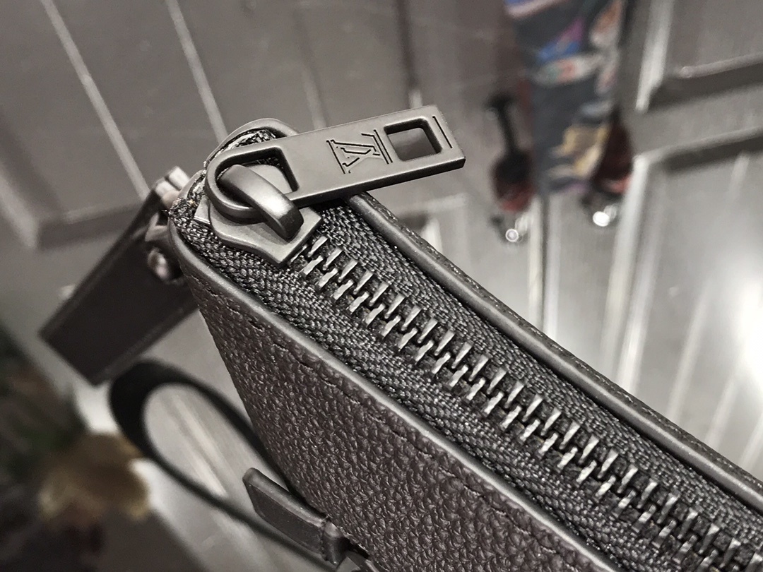 LV IPAD POUCH M69837 