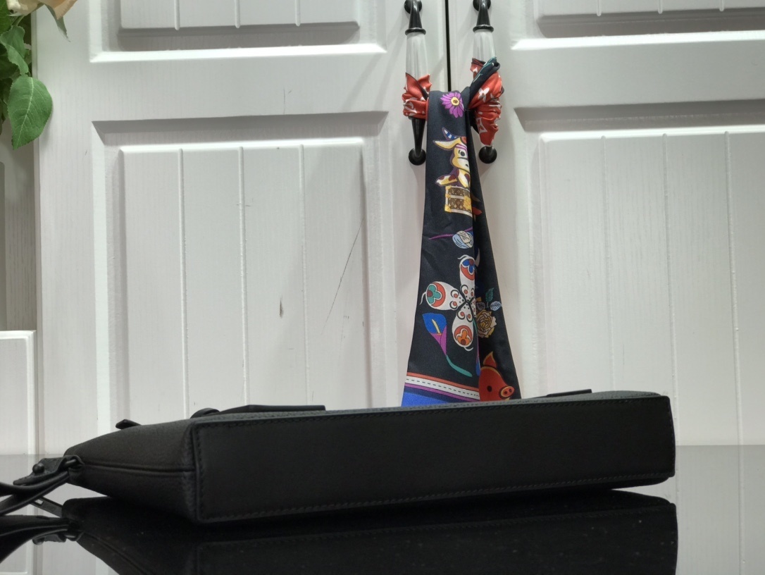 LV IPAD POUCH M69837 