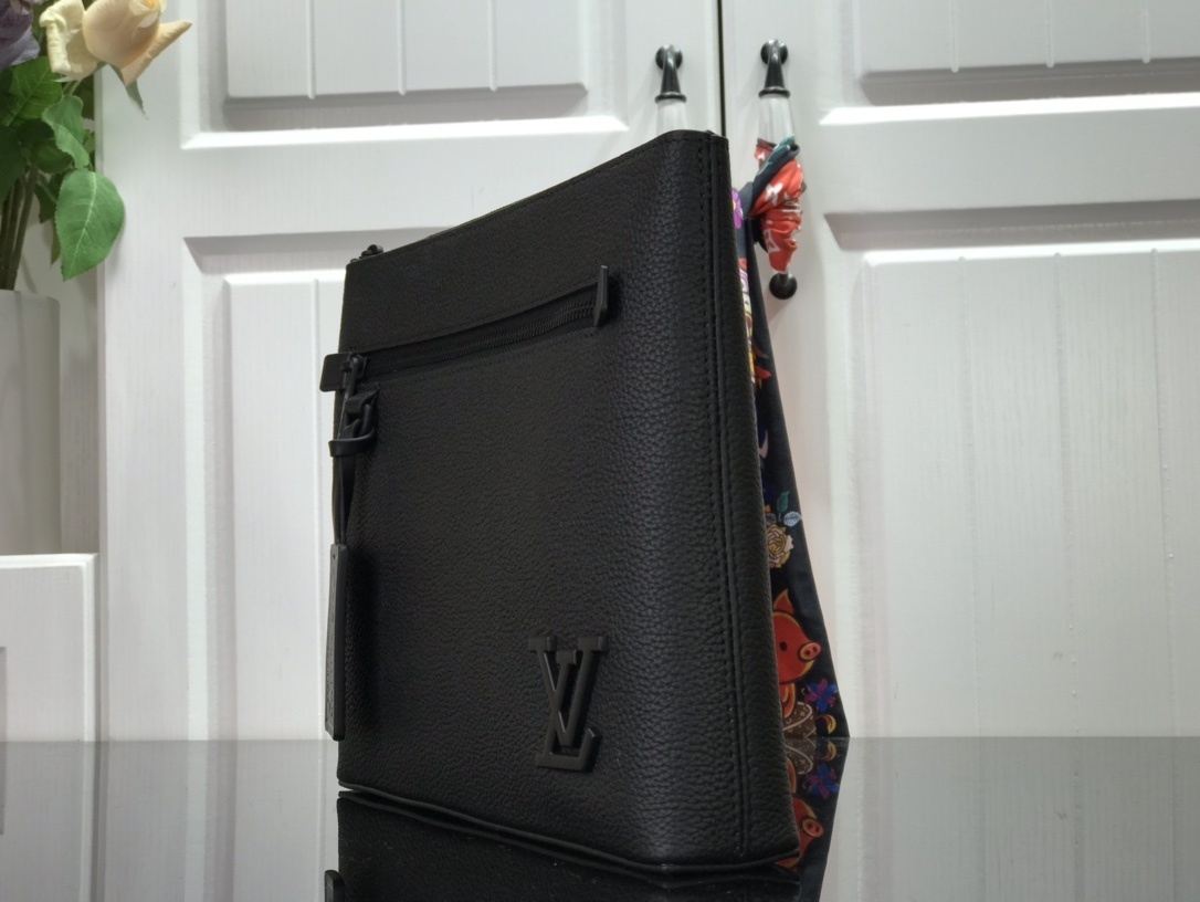 LV IPAD POUCH M69837 