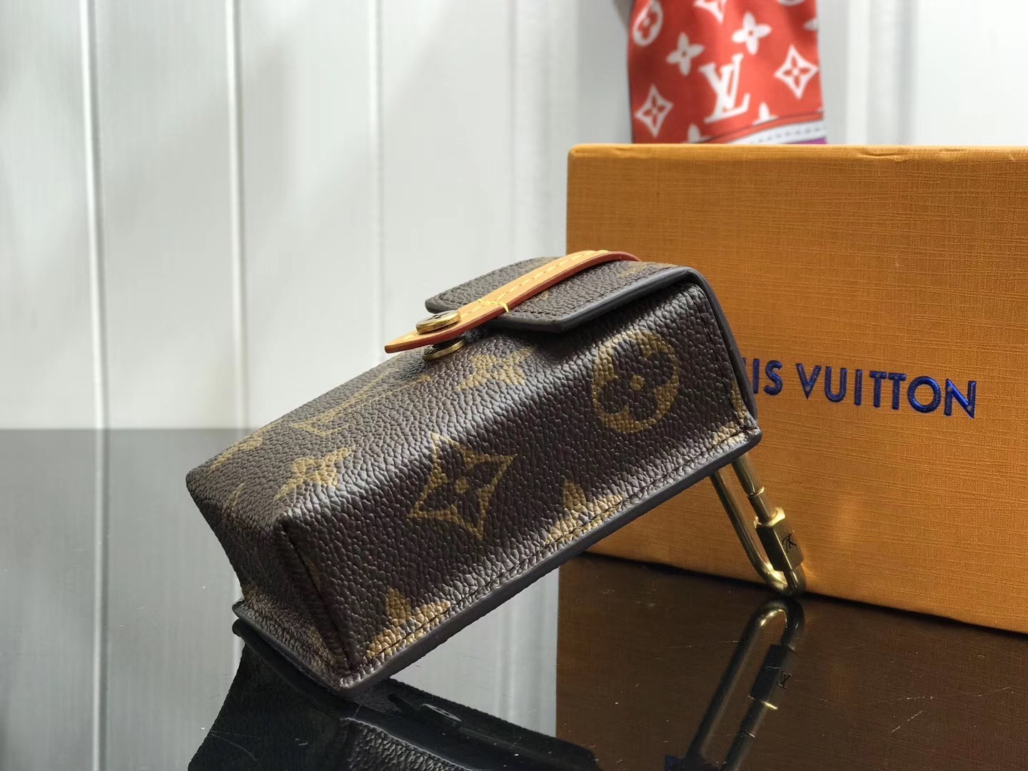 LV KEY CASE M68522V