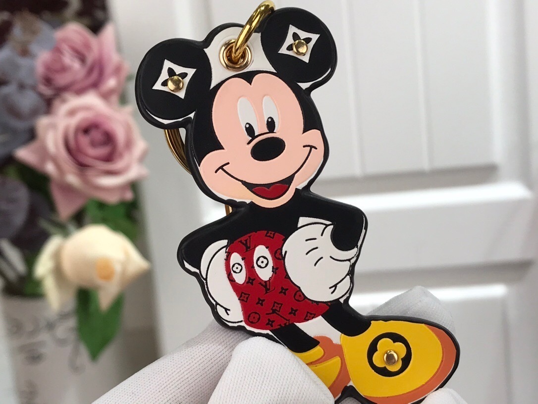 LV KEY HOLDER 120423A