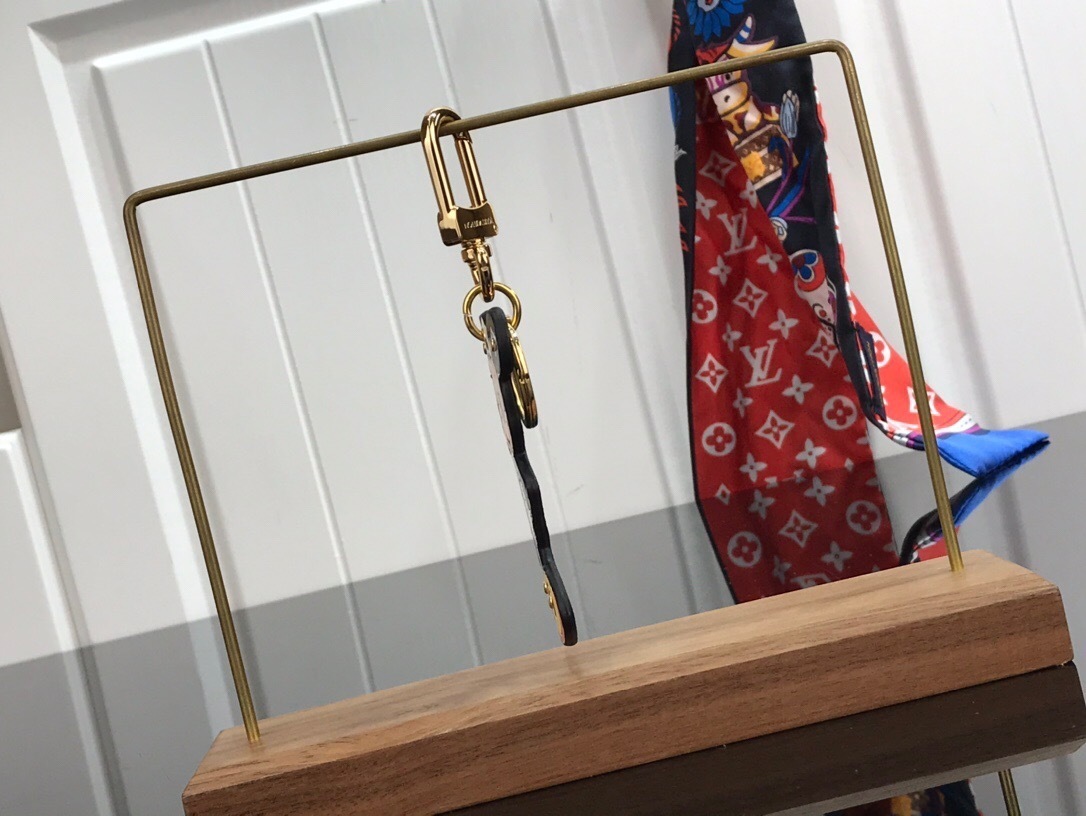 LV KEY HOLDER 120423A