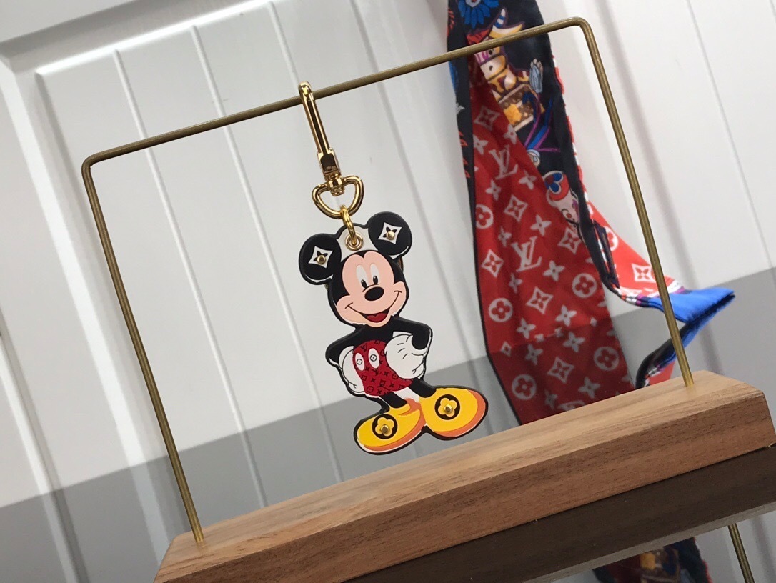 LV KEY HOLDER 120423A