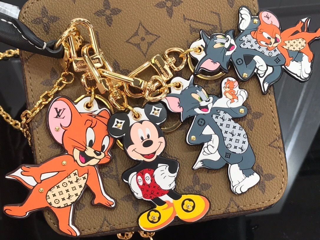 LV KEY HOLDER 120423A