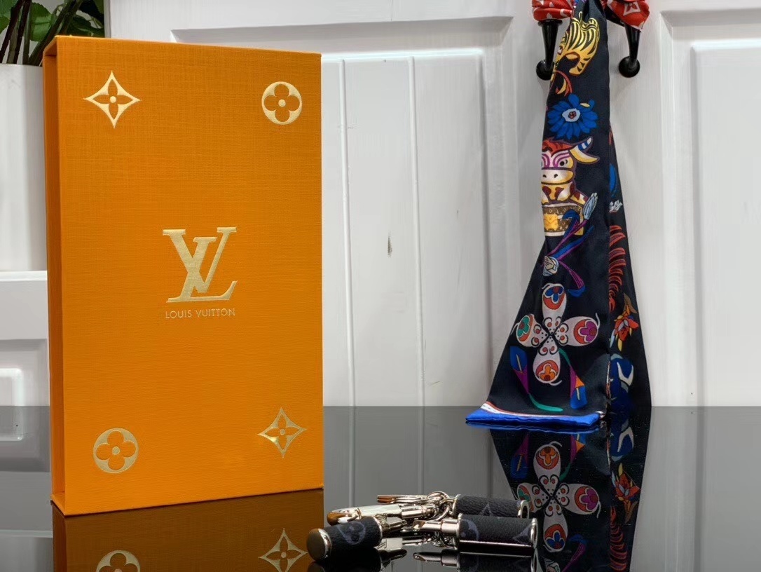 LV KEY HOLDER AND BAG CHARM 120715B