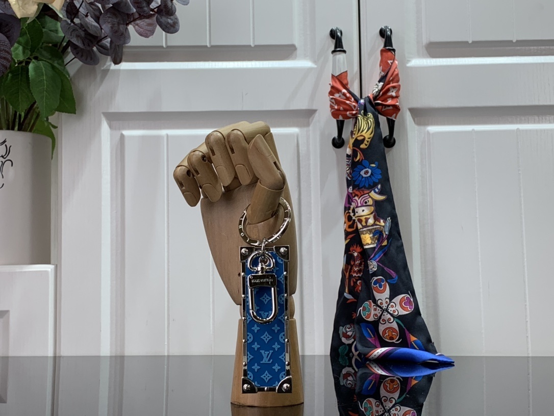 LV KEY HOLDER AND BAG CHARM M68303