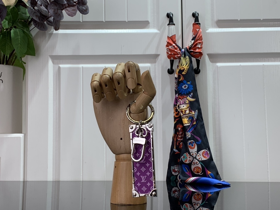 LV KEY HOLDER AND BAG CHARM M68303