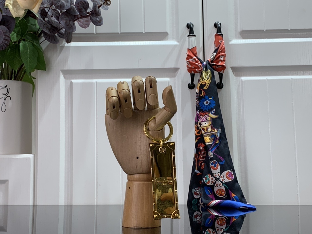 LV KEY HOLDER AND BAG CHARM M68303