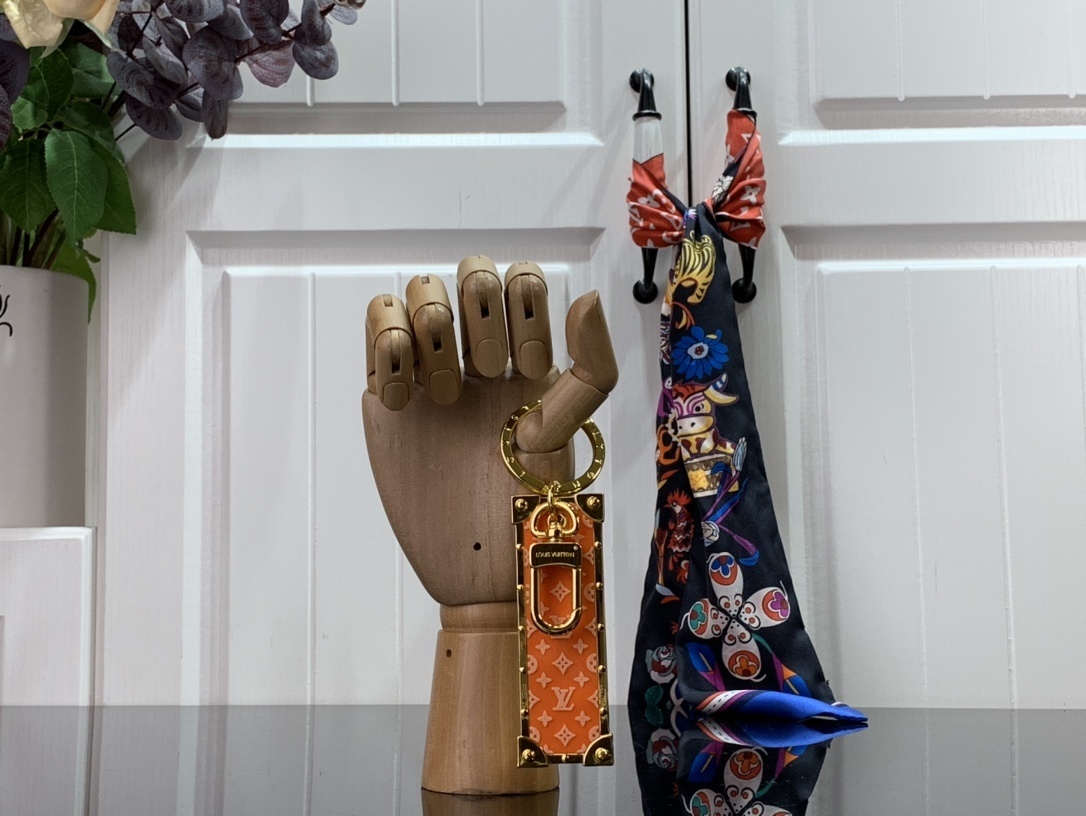 LV KEY HOLDER AND BAG CHARM M68303